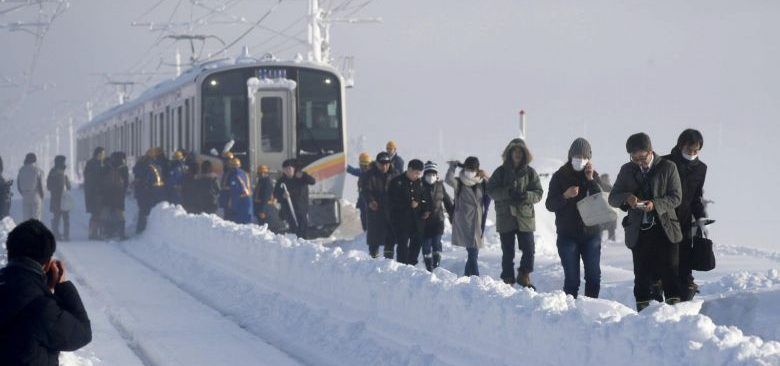 #VIDEO Fuerte nevada atrapa a tren de pasajeros en Japón