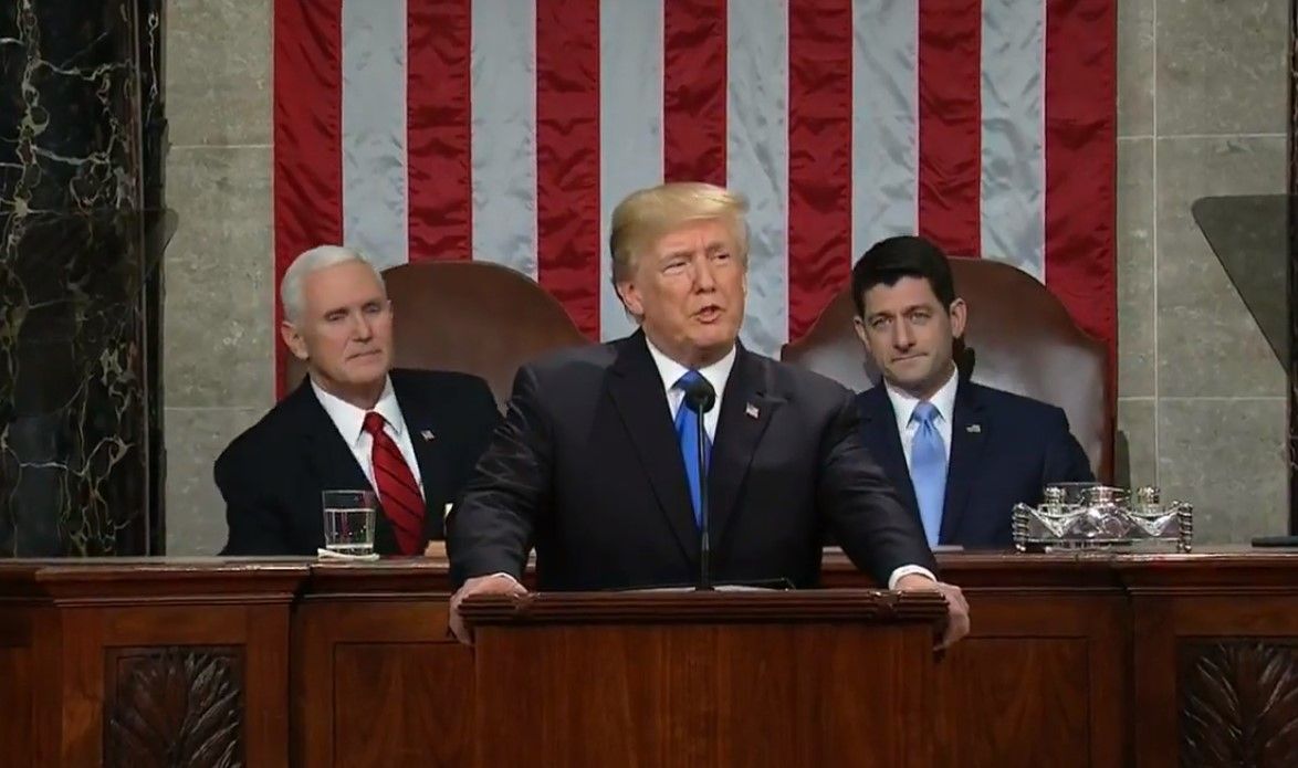 Profesores armados serían disuasorio barato para prevenir tiroteos: Trump