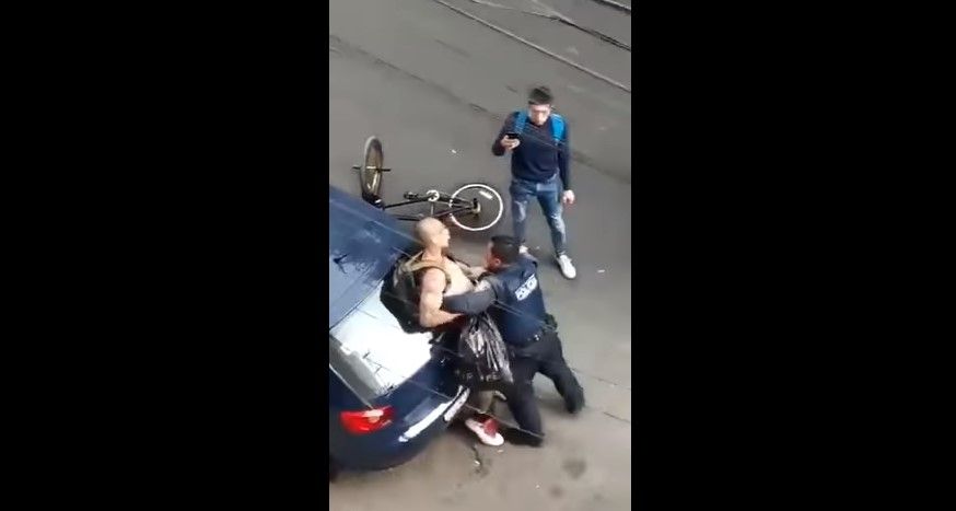 #VIDEO Policías capitalinos someten a joven que grababa detención #VIDEO Policías capitalinos someten a joven que grababa detención