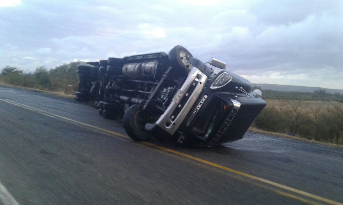 Fuertes vientos derriban tres tráileres en Oaxaca
