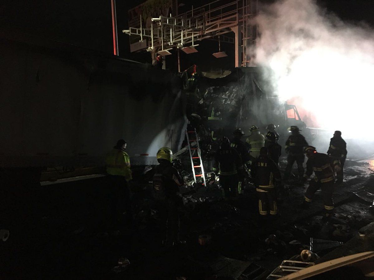 Habilitan carril en la Autopista México-Cuernavaca tras choque de tráiler