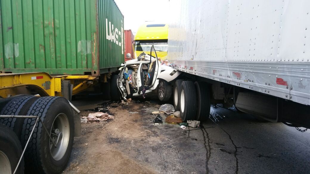 Auto queda prensado en accidente en la México-Querétaro