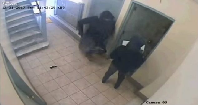 #Video Falsos repartidores asaltan departamento en el Bronx