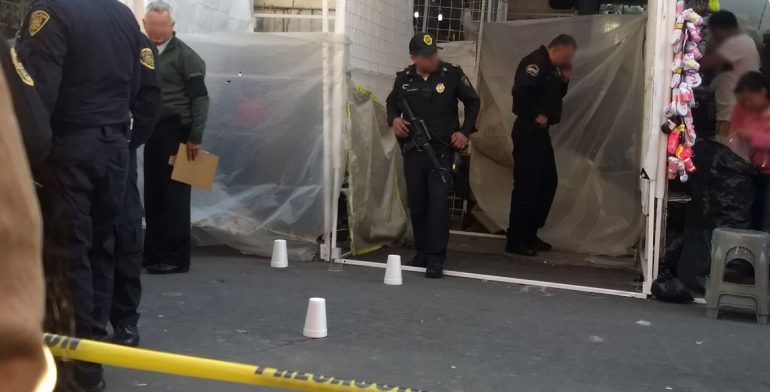 Asesinan a hombre mientras instalaba puesto ambulante en el Centro