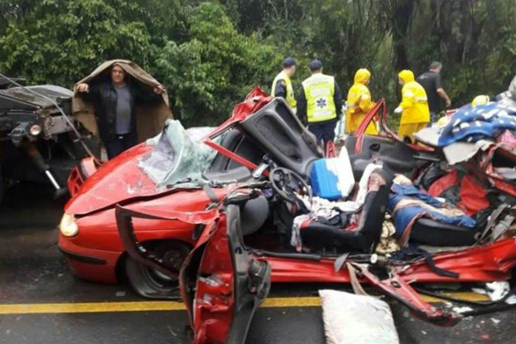 Caja de tráiler aplasta vehículo y mata a tres personas en Brasil