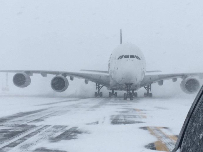Avión más grande del mundo aterriza en aeropuerto más pequeño de NY