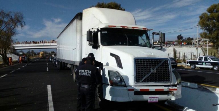 Robo de tráiler desata balacera en Tlaxcala