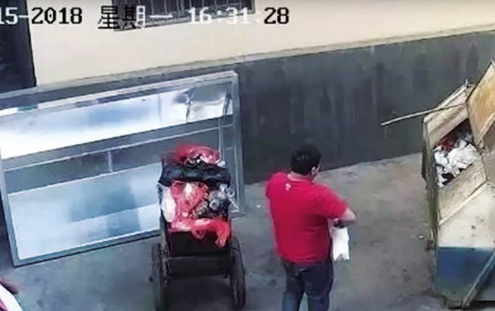#Video Hombre arroja a bebé en basurero en China