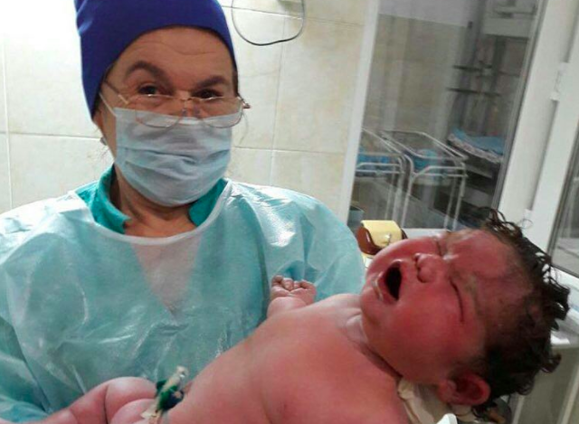 Mujer da a luz a bebé de 6.3 kilos sin anestesia