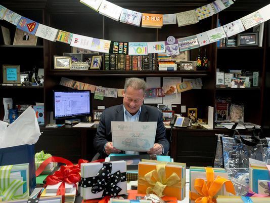 #Viral CEO recibe 8 mil tarjetas de cumpleaños de sus empleados