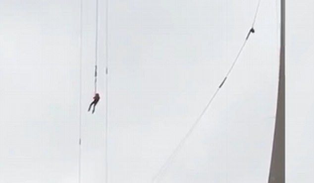 #Video Turista queda colgado una hora del bungee más alto del mundo