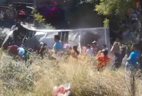 Saquean camión de cerveza volcado en Guadalajara