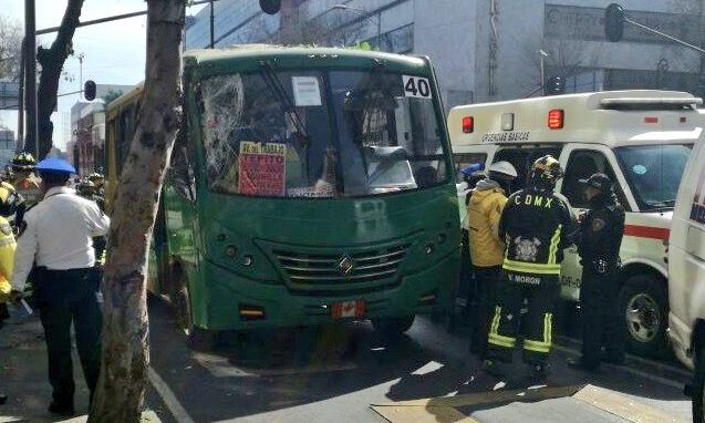 Choque de camión deja cinco lesionados en Izazaga