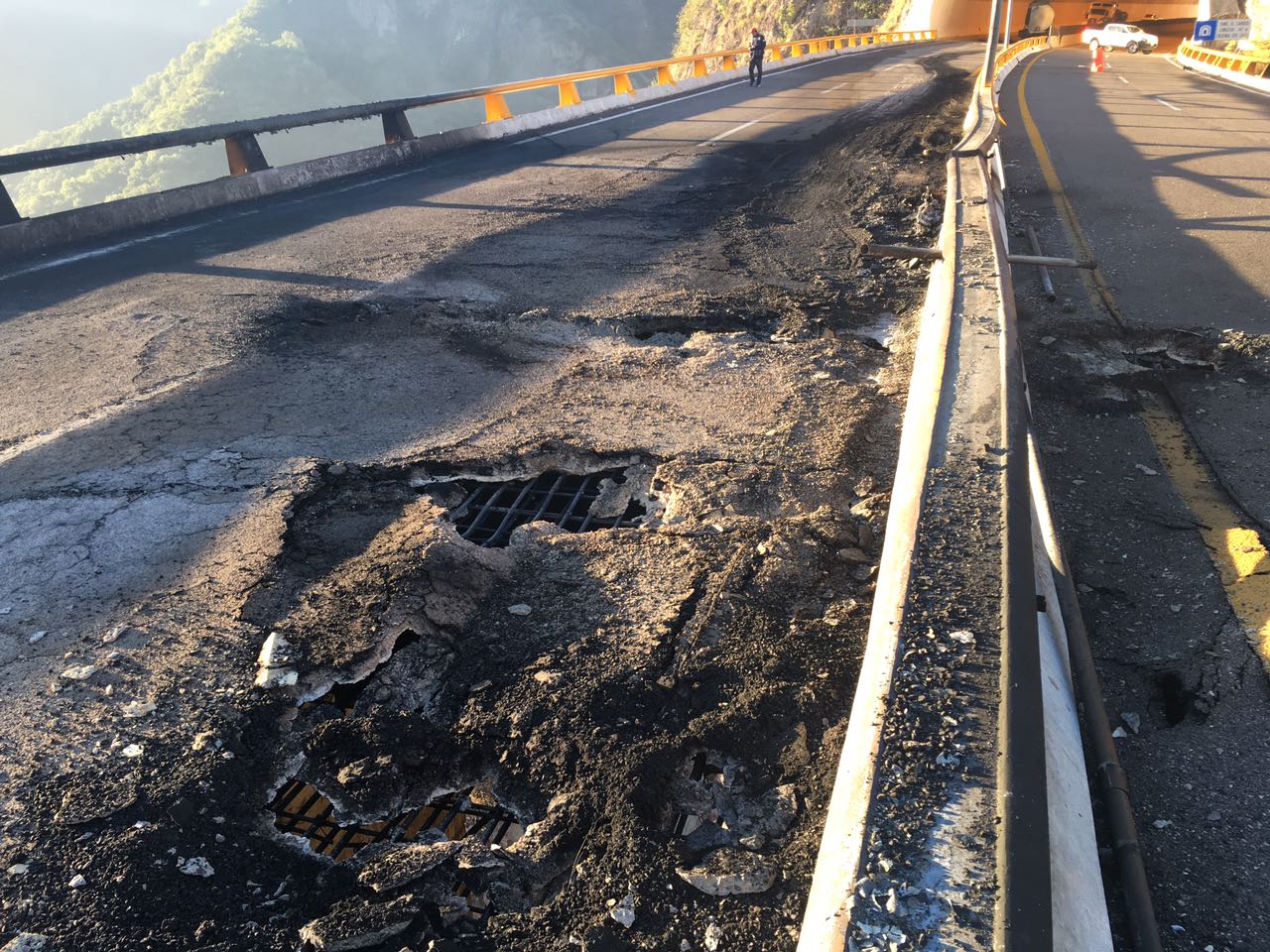 Continúa cerrada la carretera Mazatlán-Durango tras accidente