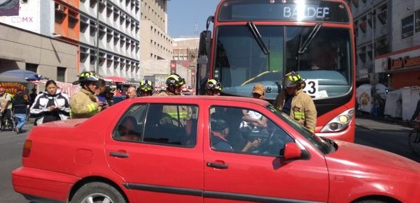 Choque de Metrobús deja dos personas lesionadas
