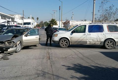Policías ignoran semáforo y ocasionan choque en Torreón