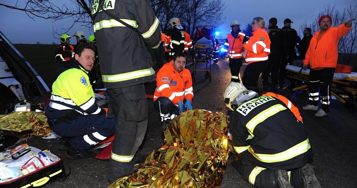 Choque de autobús en Praga deja tres muertos y 45 heridos