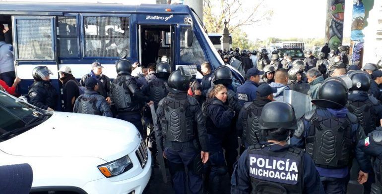 Detienen a profesores que se manifestaban en Morelia