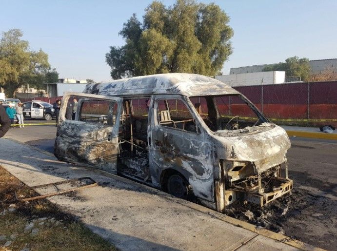 Queman combi y a su conductor en Tecámac
