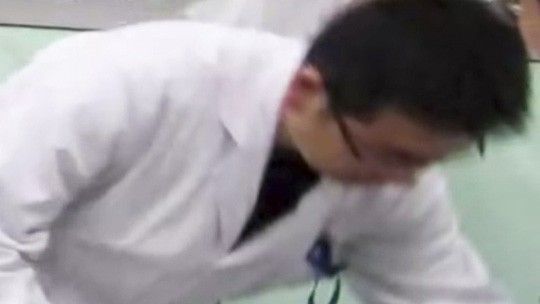 Muere doctor tras atender a 38 pacientes en China