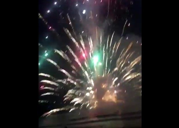 Evacuan playa de Sidney al explotar barcaza con pirotecnia