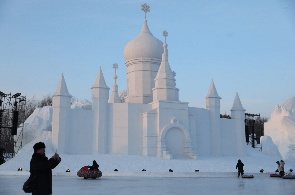 Grandes esculturas adornan el festival de hielo en China