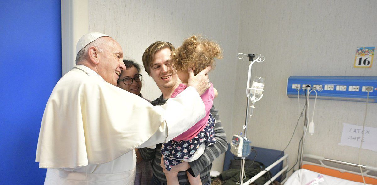Papa Francisco sorprende a niños enfermos en víspera del Día de Reyes
