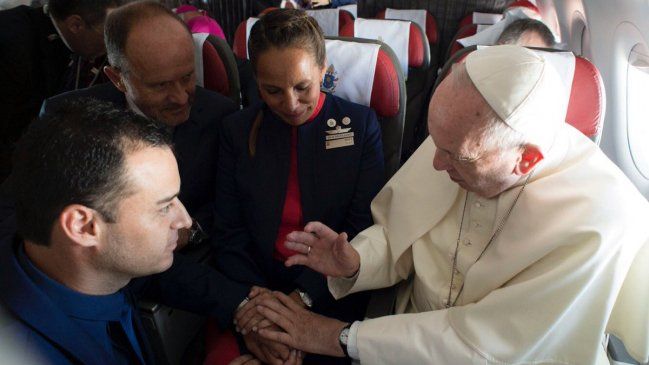 El papa Francisco casa a sobrecargos durante vuelo