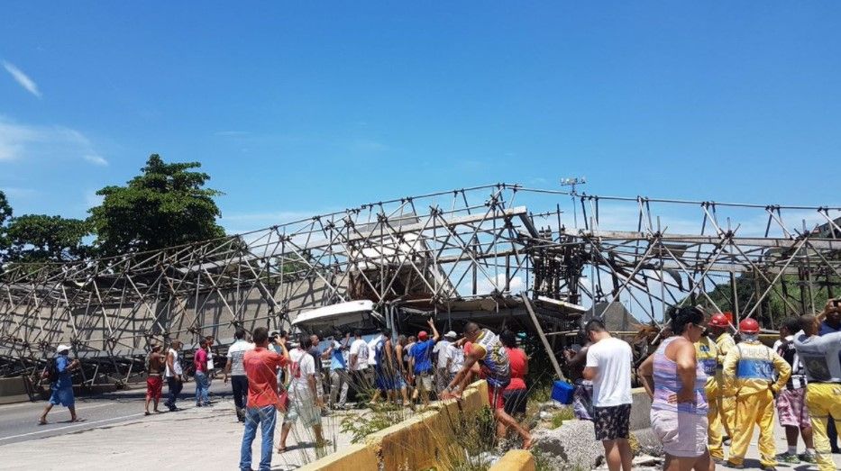 Caída de puente peatonal deja un muerto y caos vial en Brasil