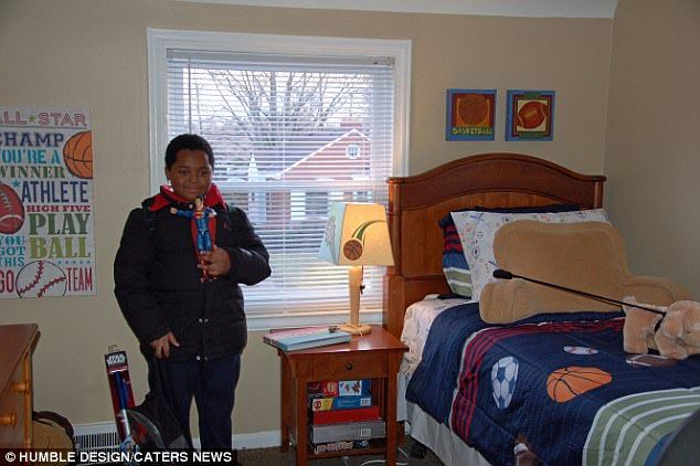 #Video Niño indigente recibe la primera cama de su vida