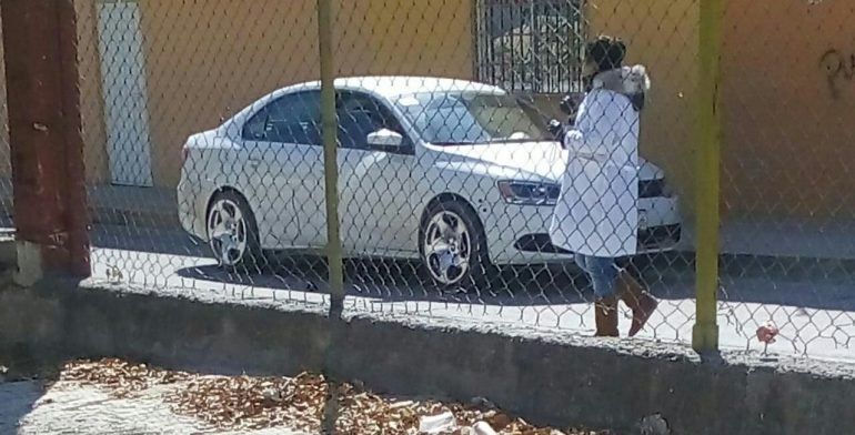 Encuentran tres cuerpos dentro de auto en Teotihuacán