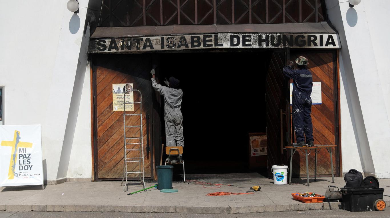 Incendian tres iglesias en el primer día de actividades del papa Francisco en Chile