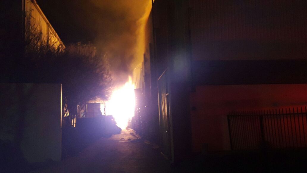 Incendio consume cuatro bodegas en Apodaca