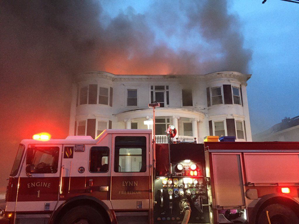 Incendio en Massachusetts deja una mujer herida