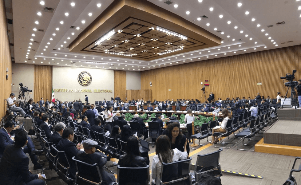 INE defiende sueldos de trabajadores - ine-sesion