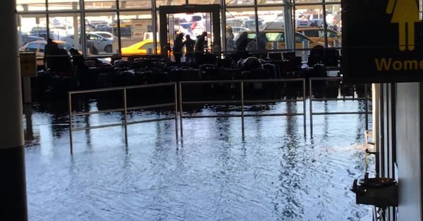 Tubería averiada provoca inundación en el Aeropuerto JFK