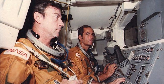Murió el astronauta John Young