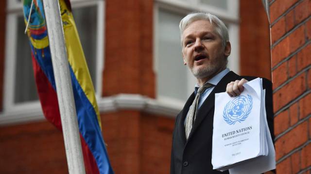 Julian Assange obtiene cédula de identidad de Ecuador