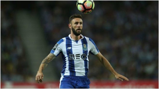 Sevilla anuncia llegada de Miguel Layún