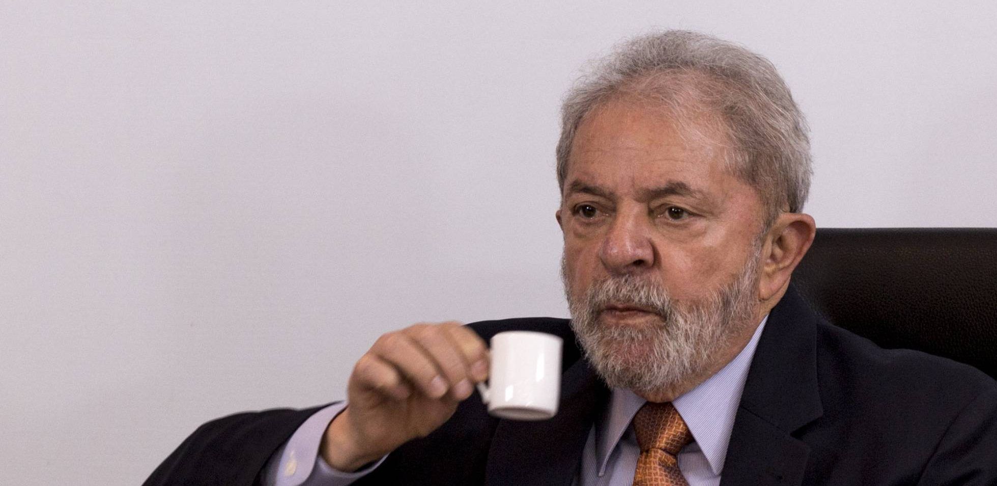 Lula da Silva entrega su pasaporte a la policía