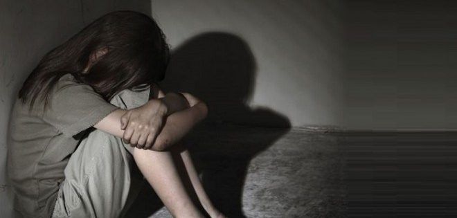 #Video Madre ataca a su hija de tres años por tableta electrónica