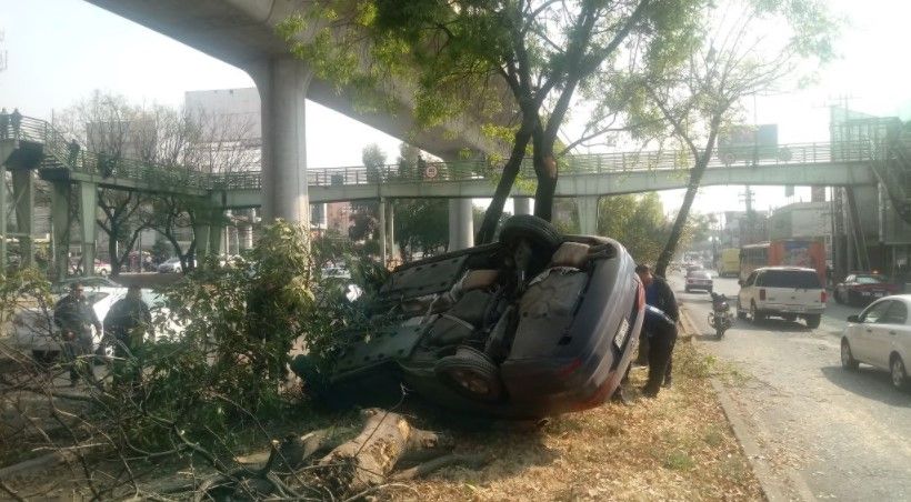 Vuelca vehículo en Periférico Sur