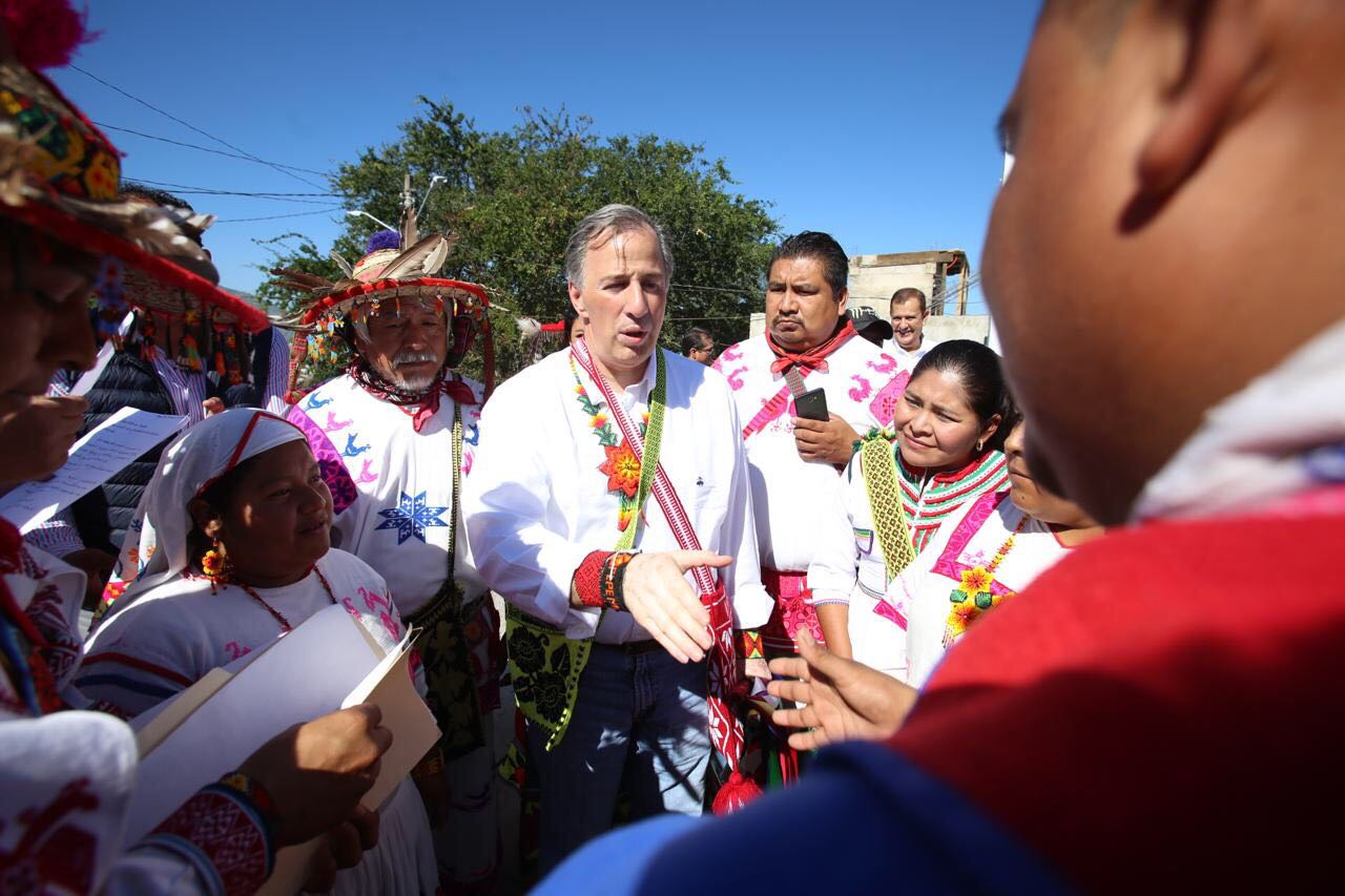Meade se reúne con indígenas huicholes en Nayarit