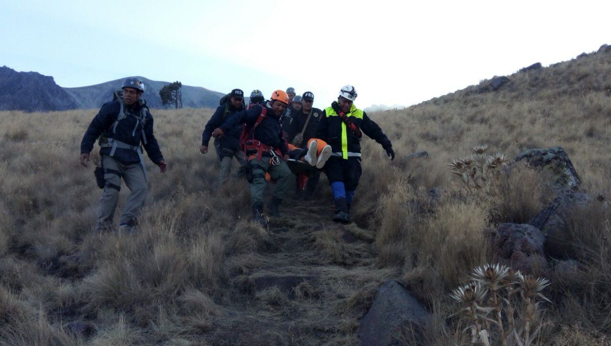 Rescatan a menor que cayó 30 metros en el Nevado de Toluca