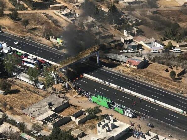 Pobladores instalan barricada en la México-Puebla