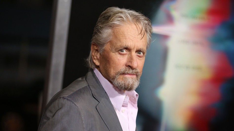Michael Douglas niega acusación de acoso sexual