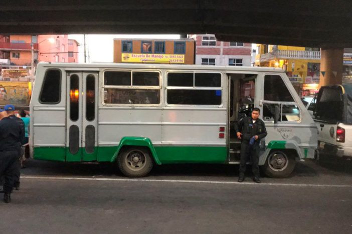 Capturan a hombre al momento de intentar asaltar a pasajeros de microbús