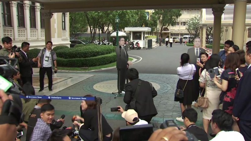 Ministro tailandés utiliza un cartel para evadir preguntas difíciles