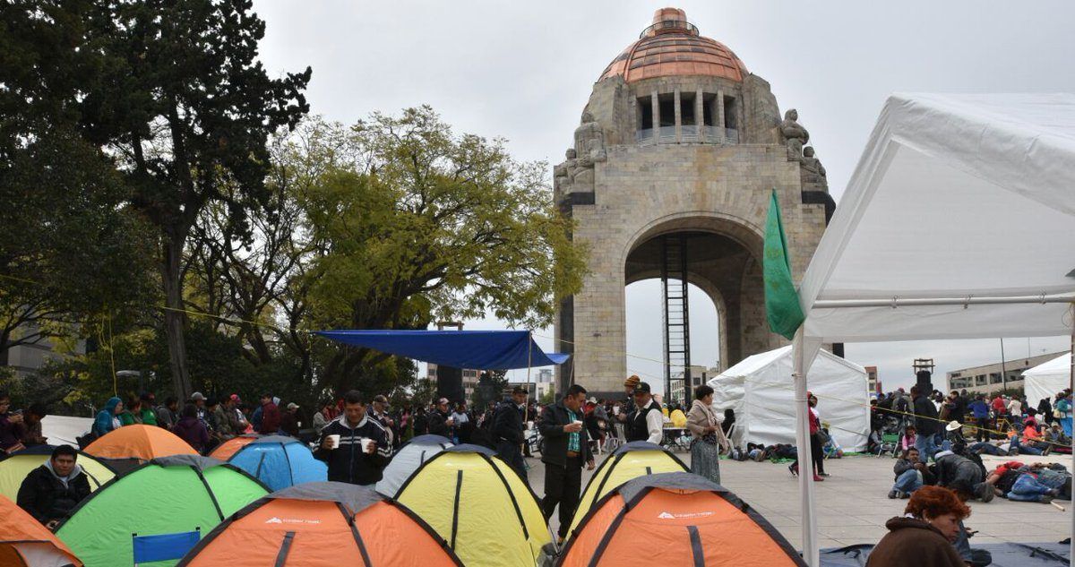 Tras marcha, campesinos montan plantón en Monumento a la Revolución