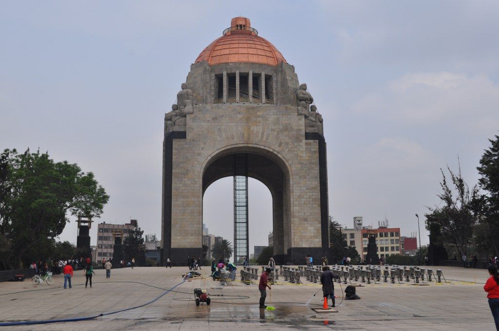 Se arroja hombre de la cúpula del Monumento a la Revolución Se arroja hombre de la cúpula del Monumento a la Revolución